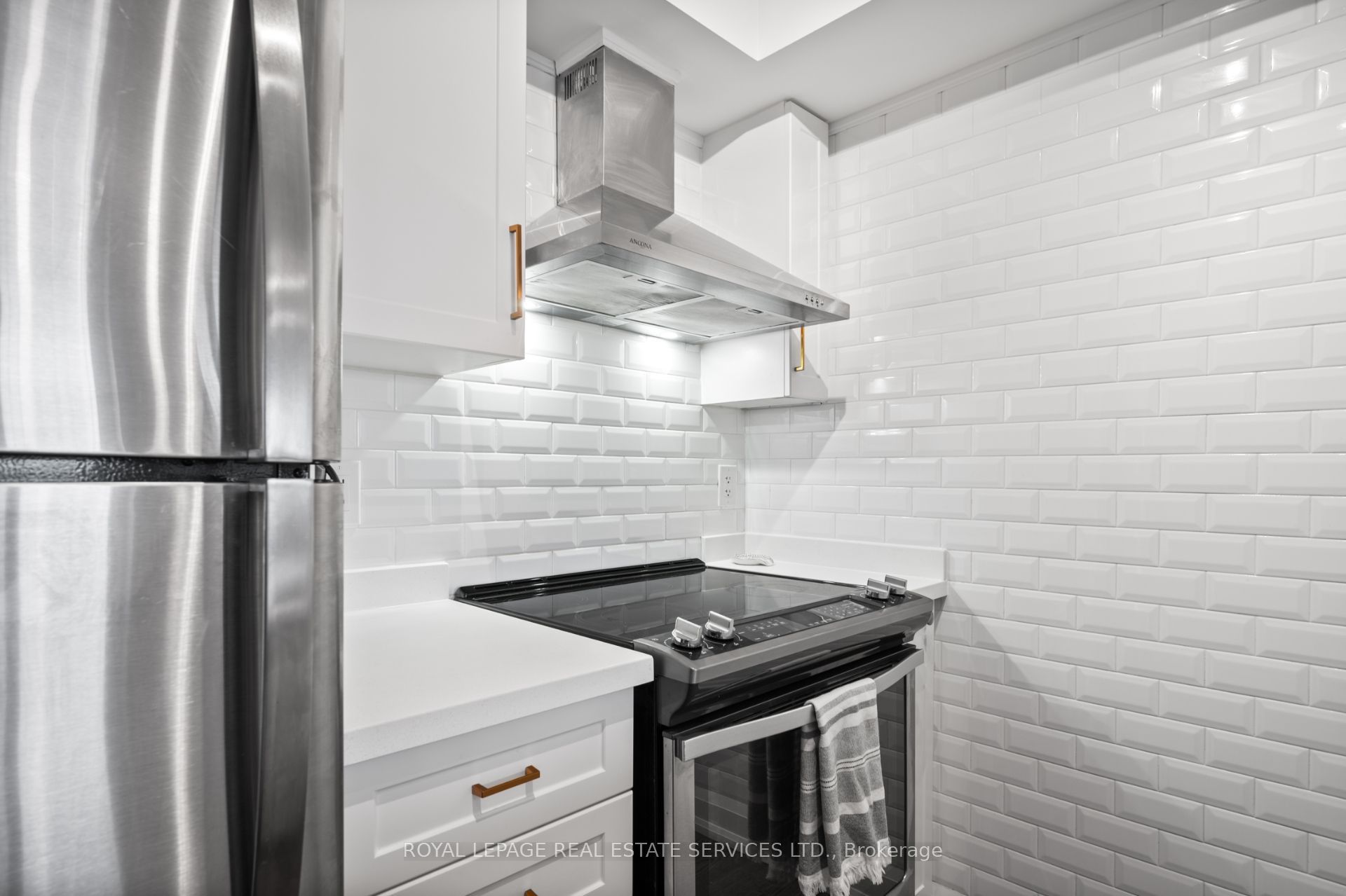 Toronto, ON M6P 5A2, Canada, 2 Bedrooms Bedrooms, ,1 BathroomBathrooms,Residential,Active,187886