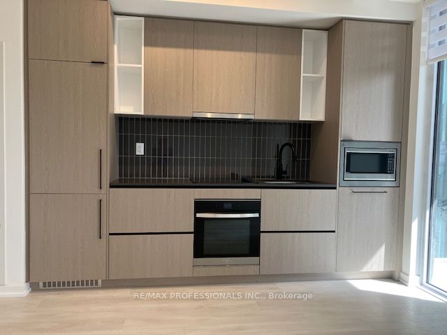 1285 Dupont Street 609