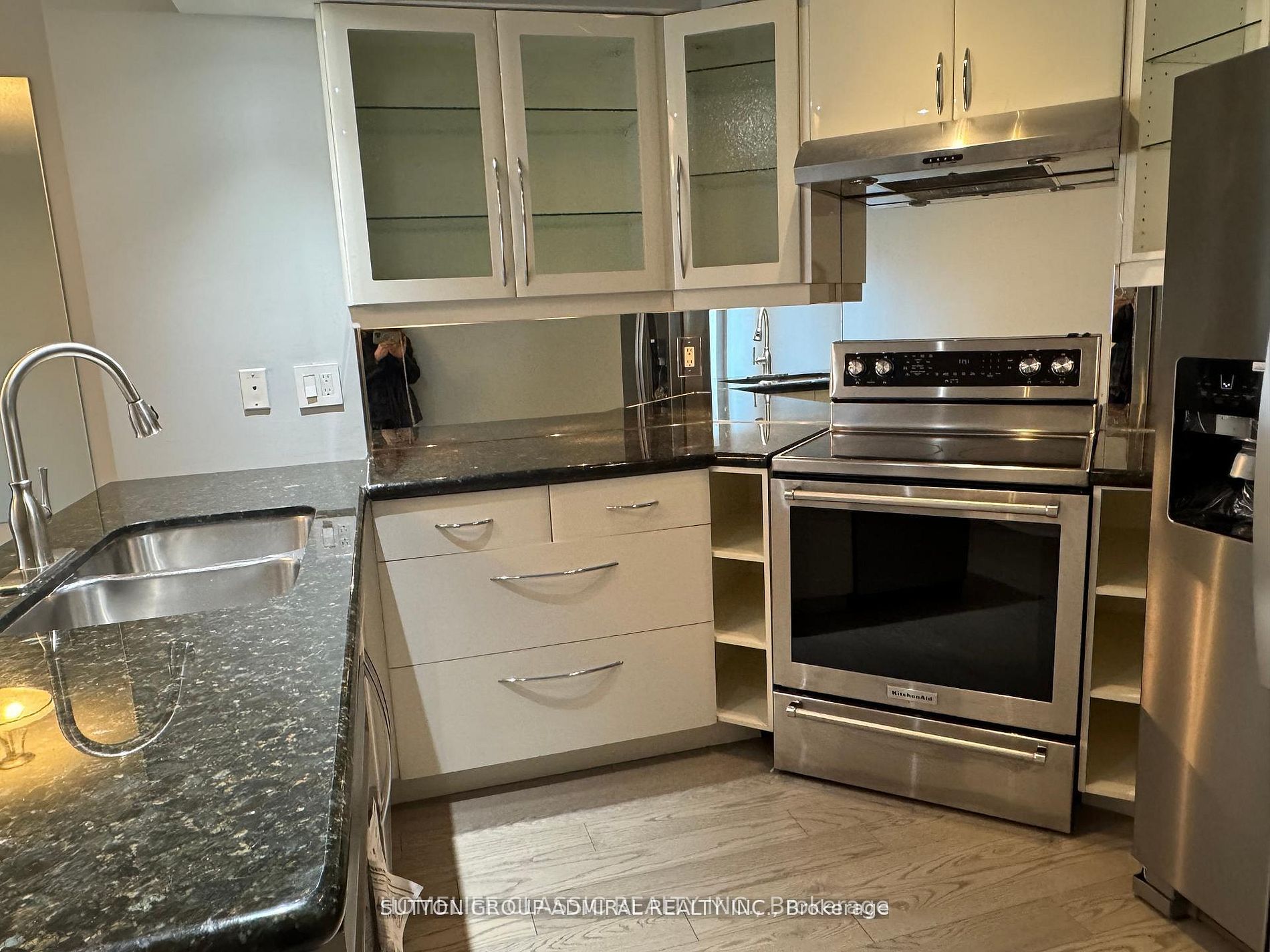 909 Bay Street 905