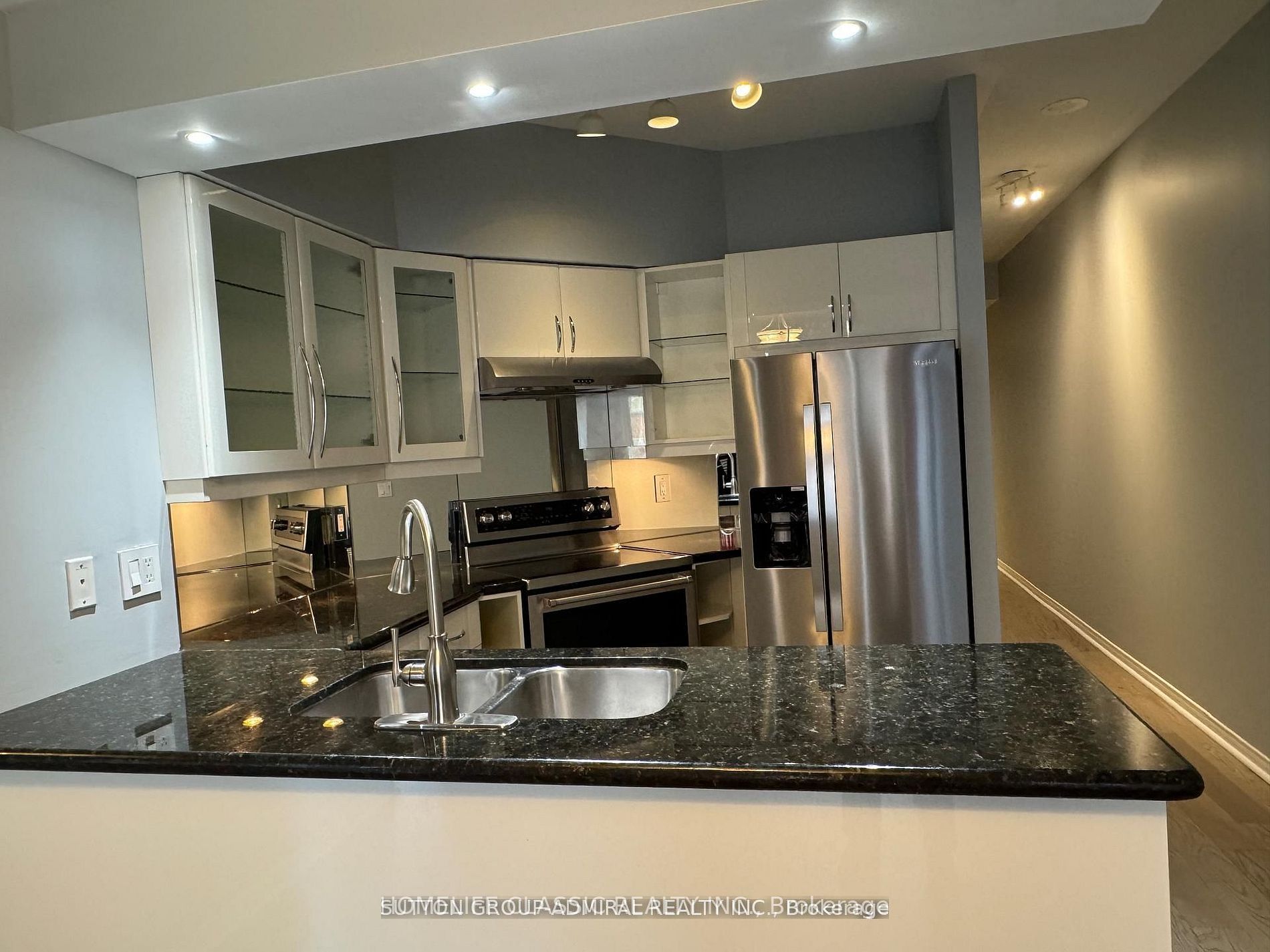 909 Bay Street 905