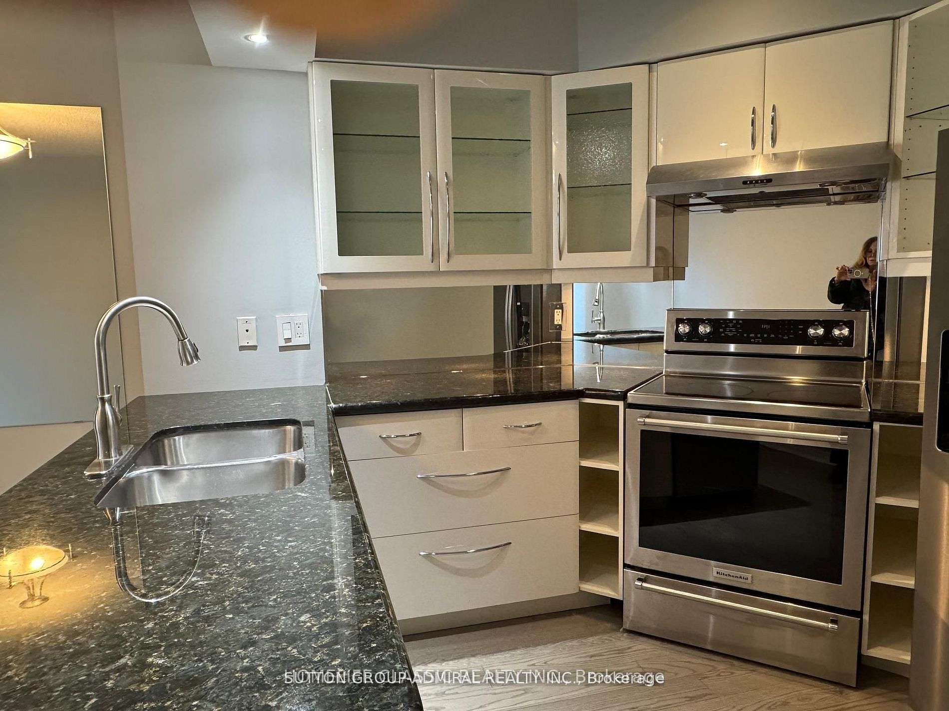 909 Bay Street 905