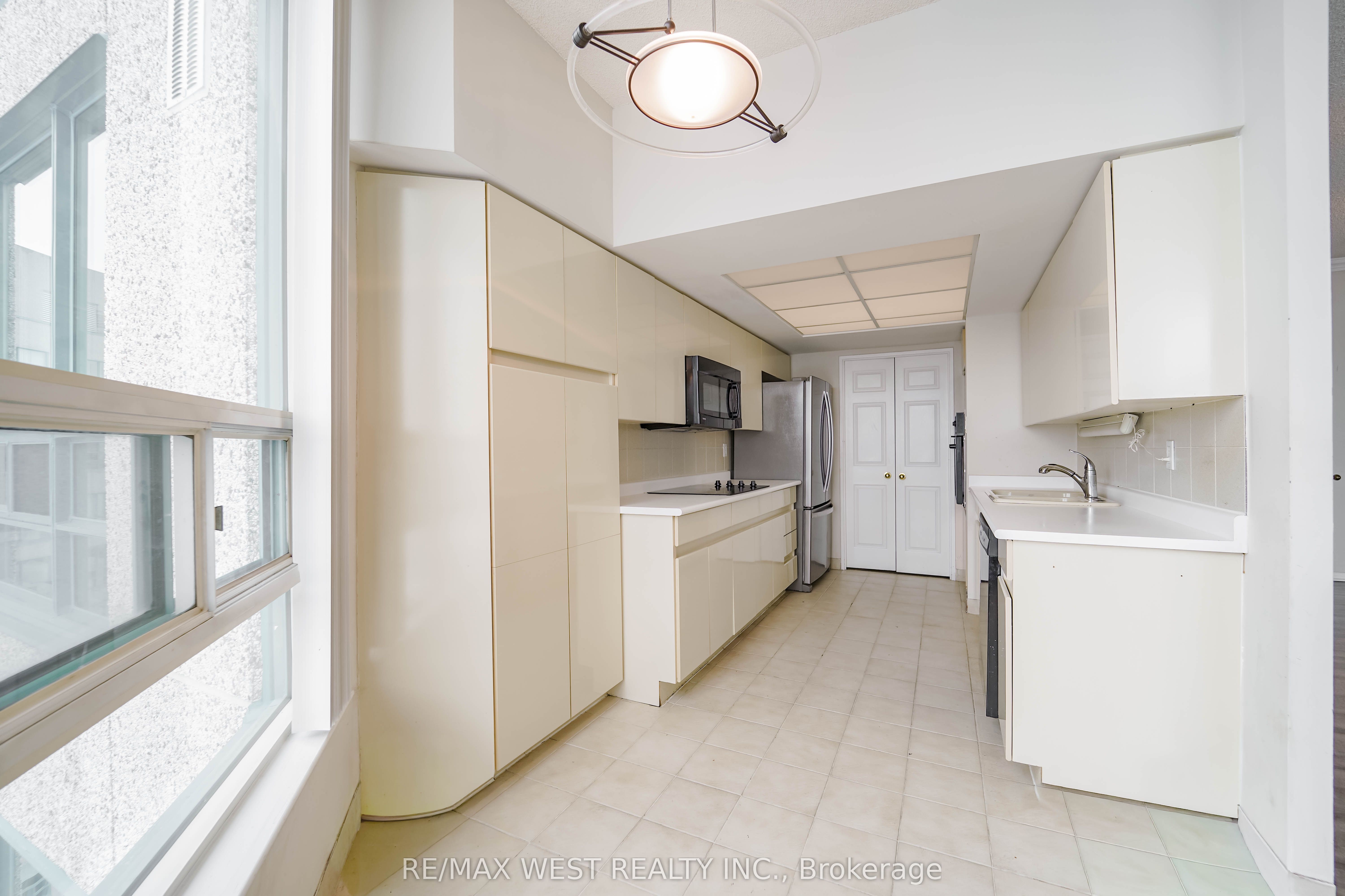 7825 Bayview Avenue Lph12