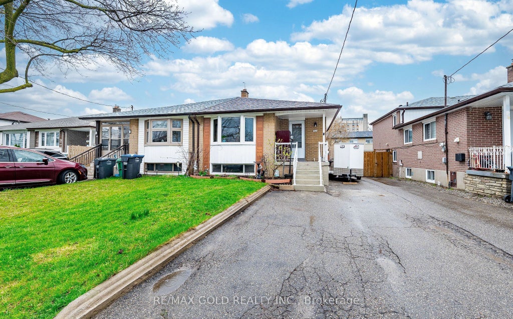 Photo of 52 Garfield Crescent, Brampton, ON L6V 1V8 (MLS # W13428694)