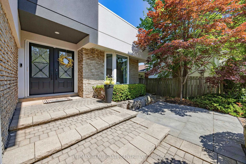 Photo of 365 Lynn Place, Oakville, ON L6H 2C5 (MLS # W13654162)