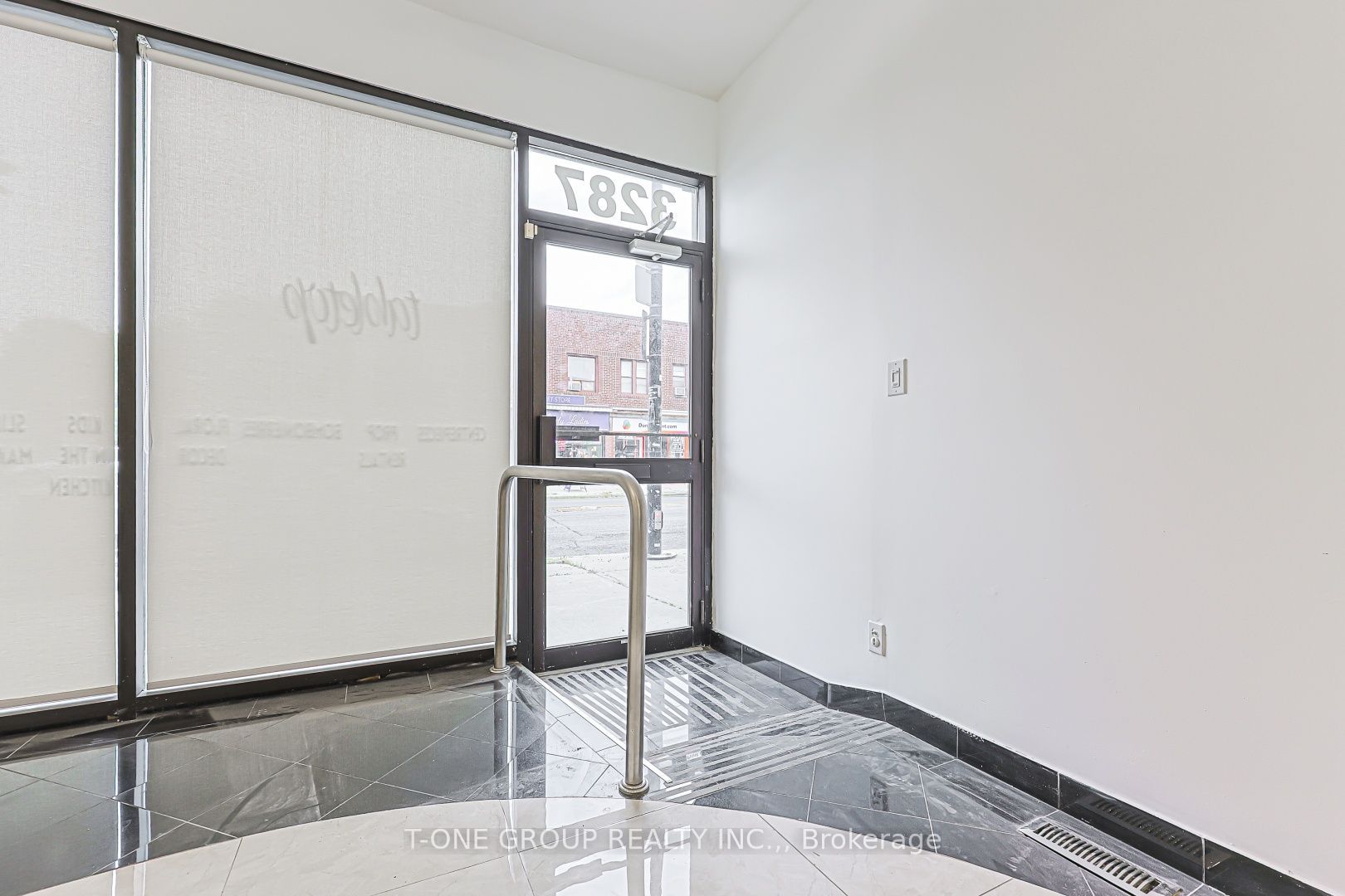 3287 Dundas Street W