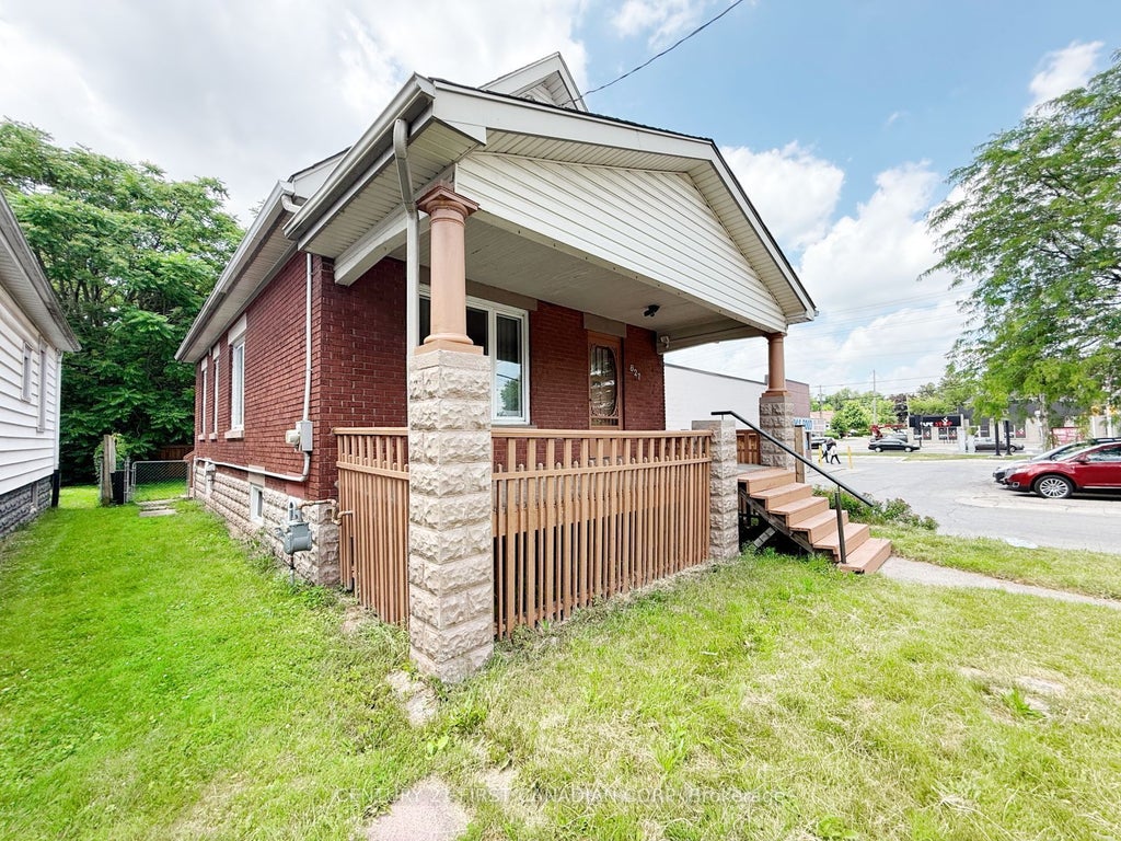 Photo of 827 Quebec Street, London East, ON N5Y 1X3 (MLS # X13539216)