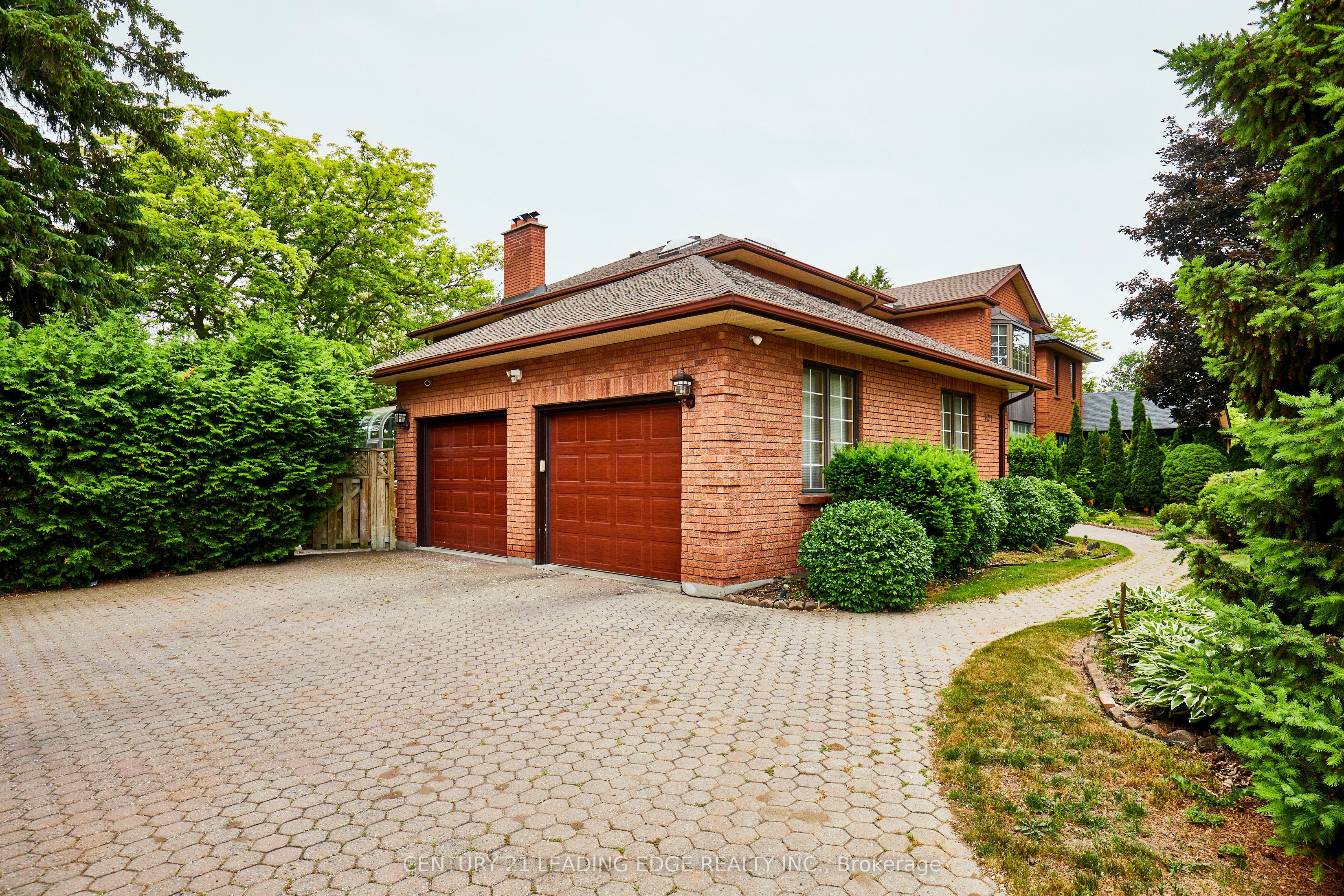 1127 OSHAWA Boulevard N