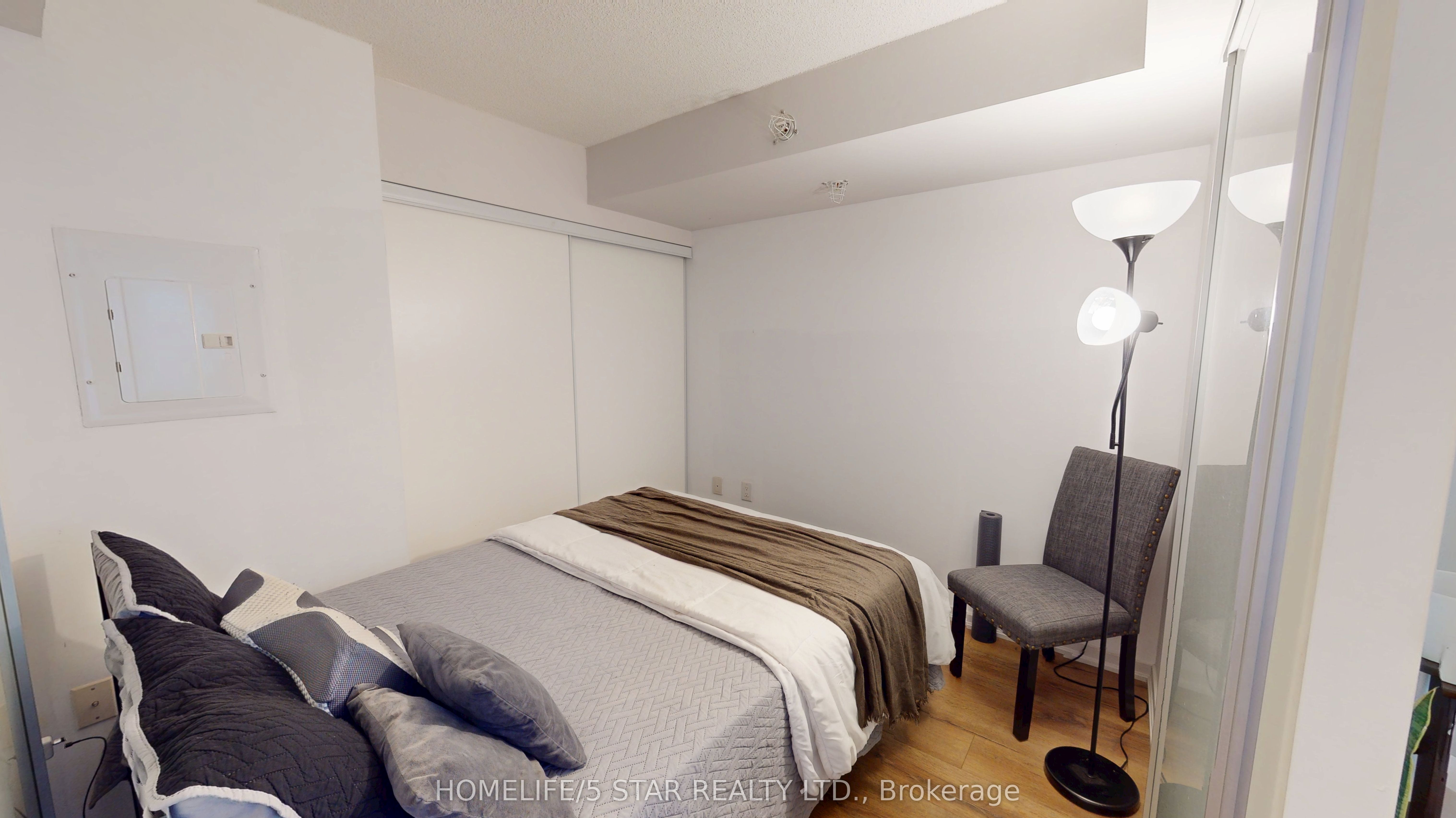 36 LISGAR Street 726