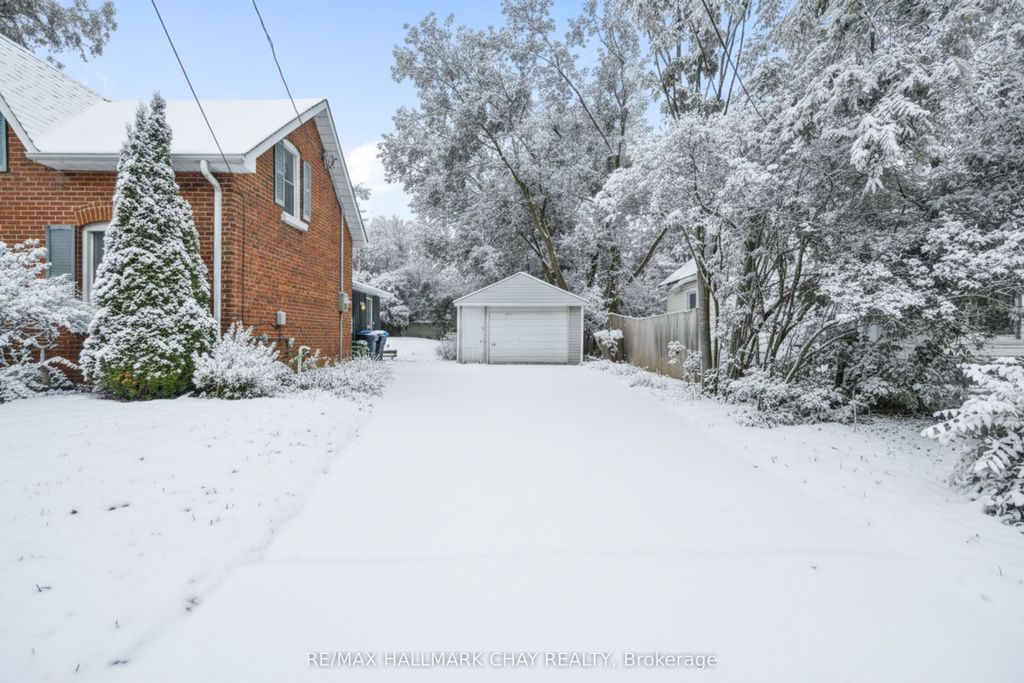 Photo of 2088 Victoria Street, Innisfil, ON L9S 1K4 (MLS # N12587486)