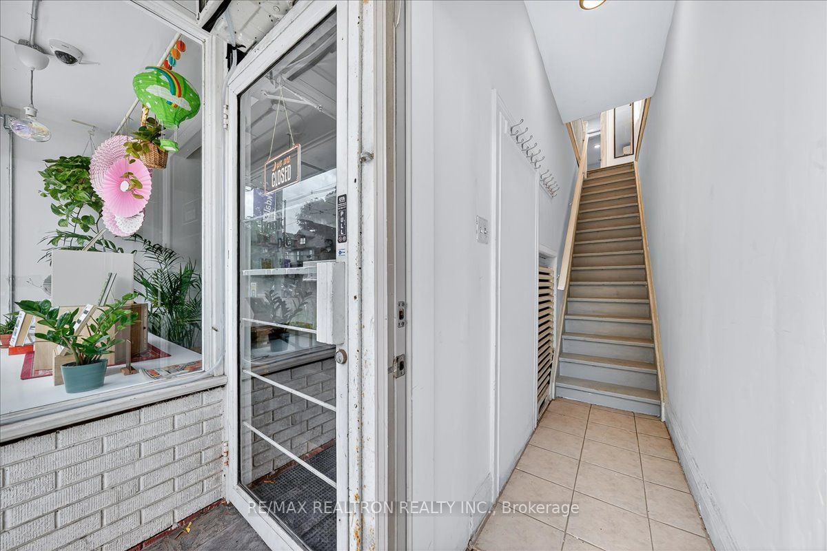 1640 Queen Street W