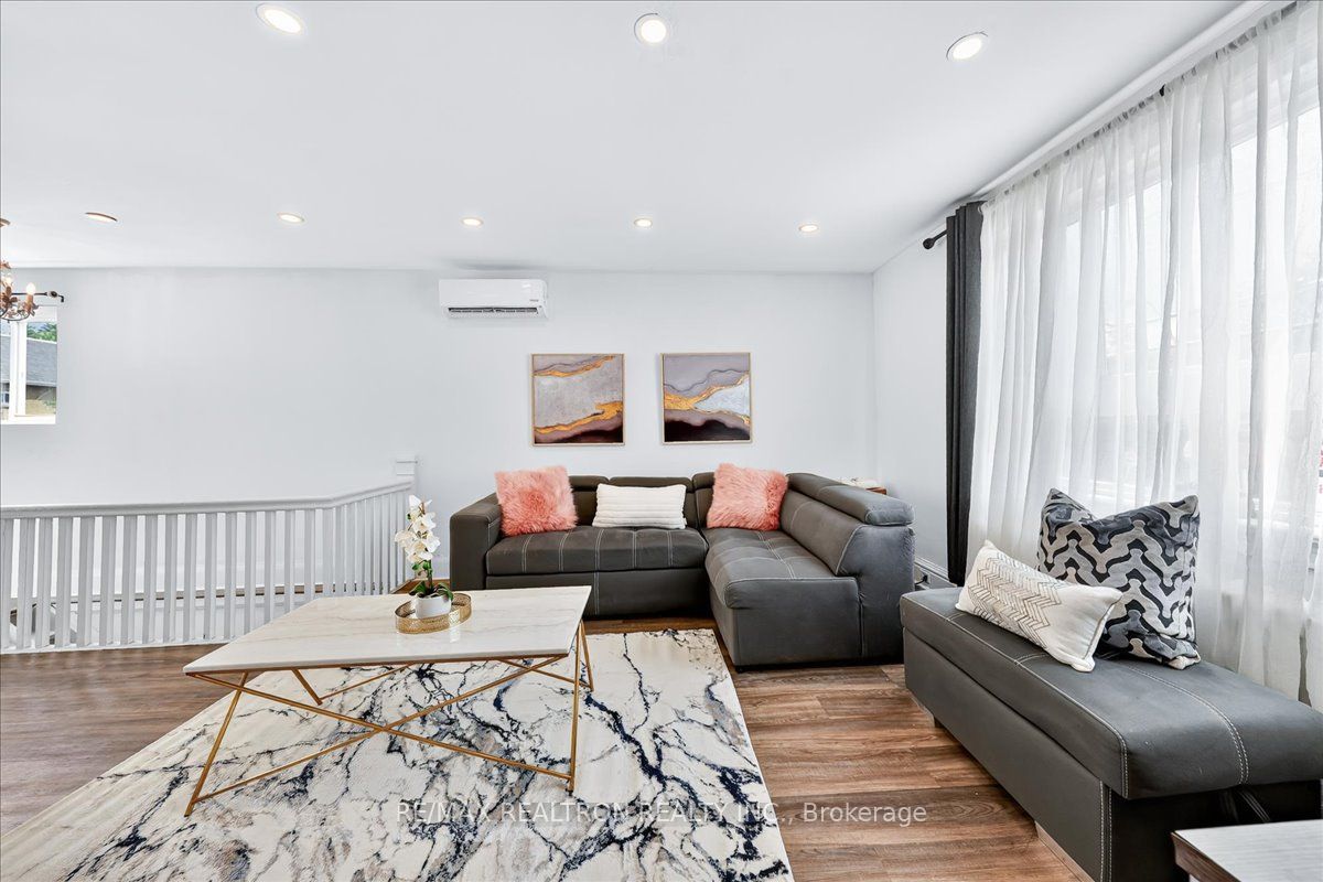 1640 Queen Street W