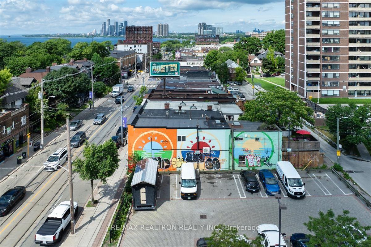 1640 Queen Street W