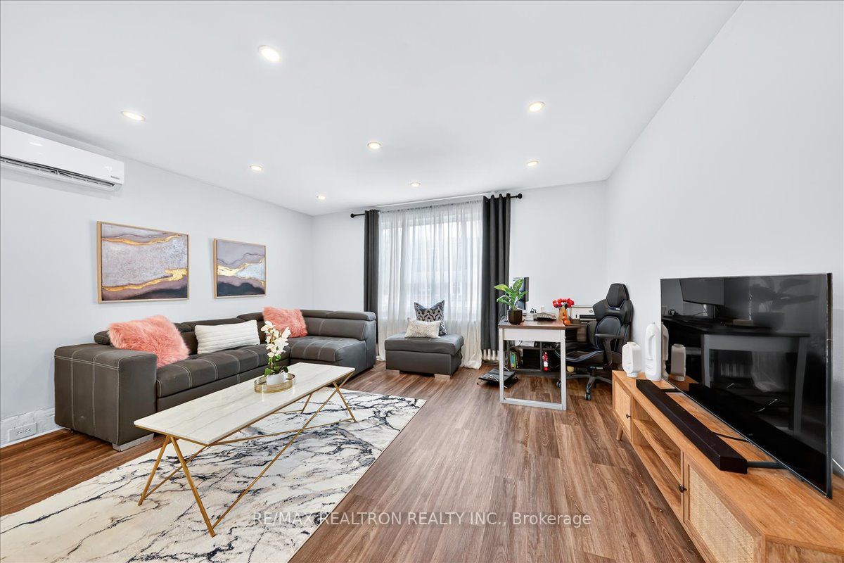 1640 Queen Street W