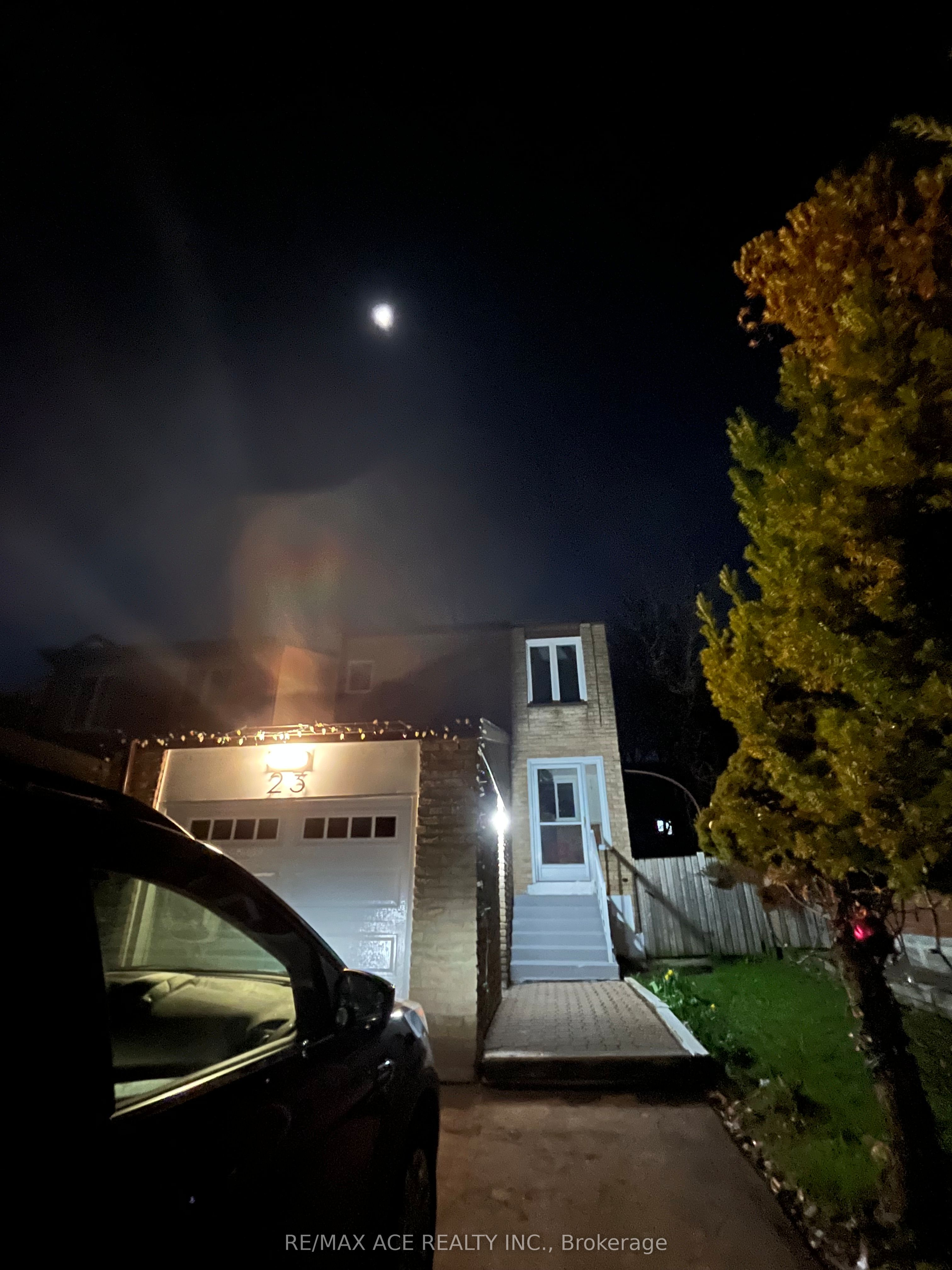 Photo 1 of 10 — 23 Riviera Drive Bsmt, Vaughan, ON L4K 2H9