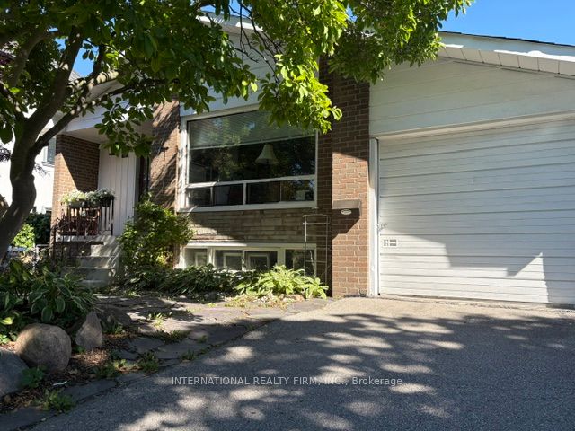 Photo 1 of 18 — 19 Windover Drive, Toronto, ON M1G 1P1