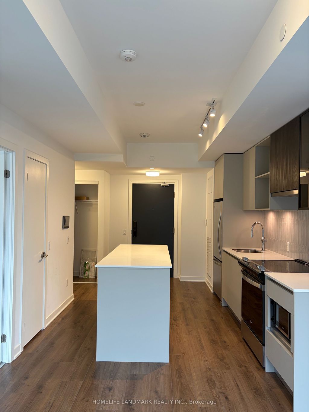 Photo of 405 Dundas Street W #814, Oakville, ON L6M 4P9 (MLS # W12905836)