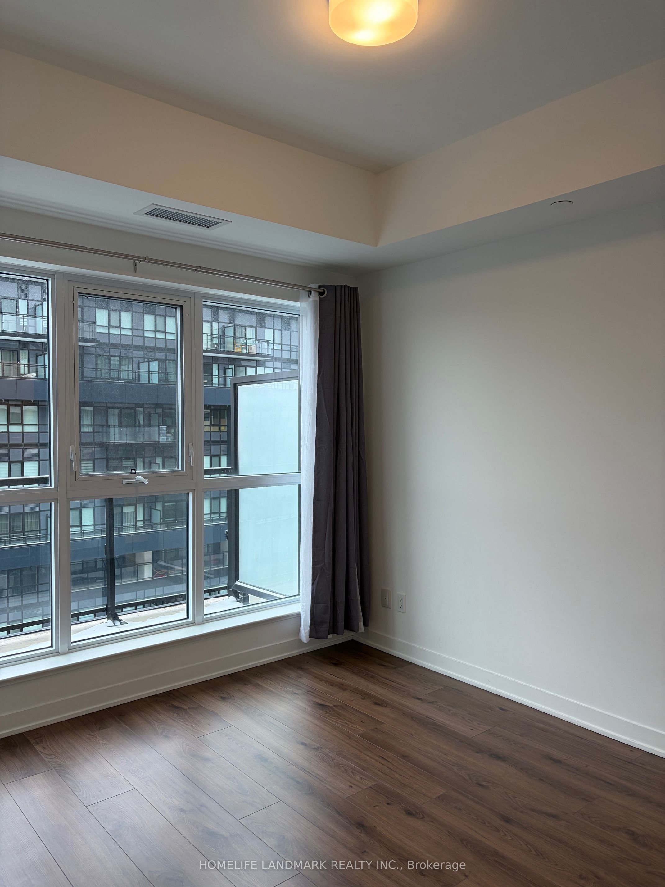 405 Dundas Street W 814