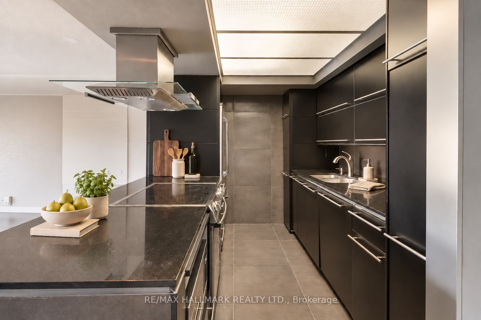 65 Scadding Avenue 812