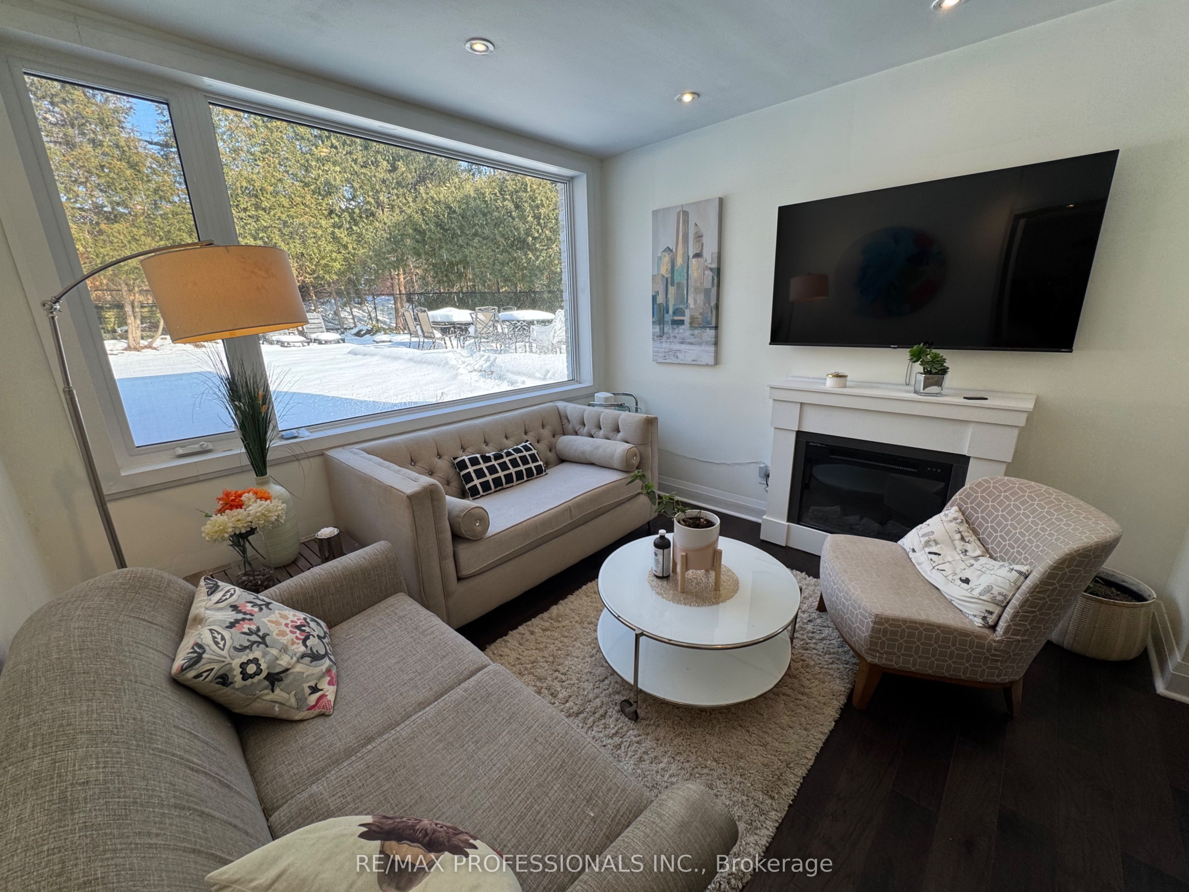 11 Grasspoint Crescent Ground