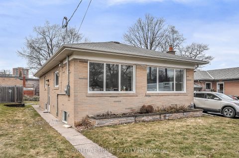 10 Golfwood Heights Lower Toronto ON M9P 3L9