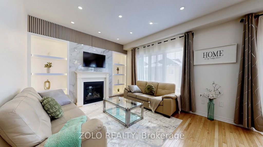 Photo of 42 Foxberry Road, East Gwillimbury, ON L9N 0P6 (MLS # N12823758)