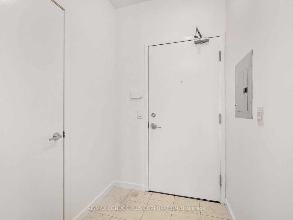 Photo of 208 Queens Quay W #2209, Toronto, ON M5J 2Y5 (MLS # C12484961)