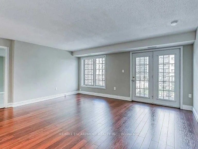 216 Plains Road W F405