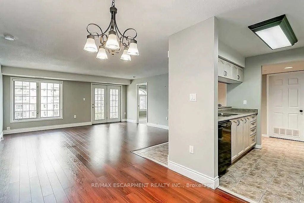 216 Plains Road W F405