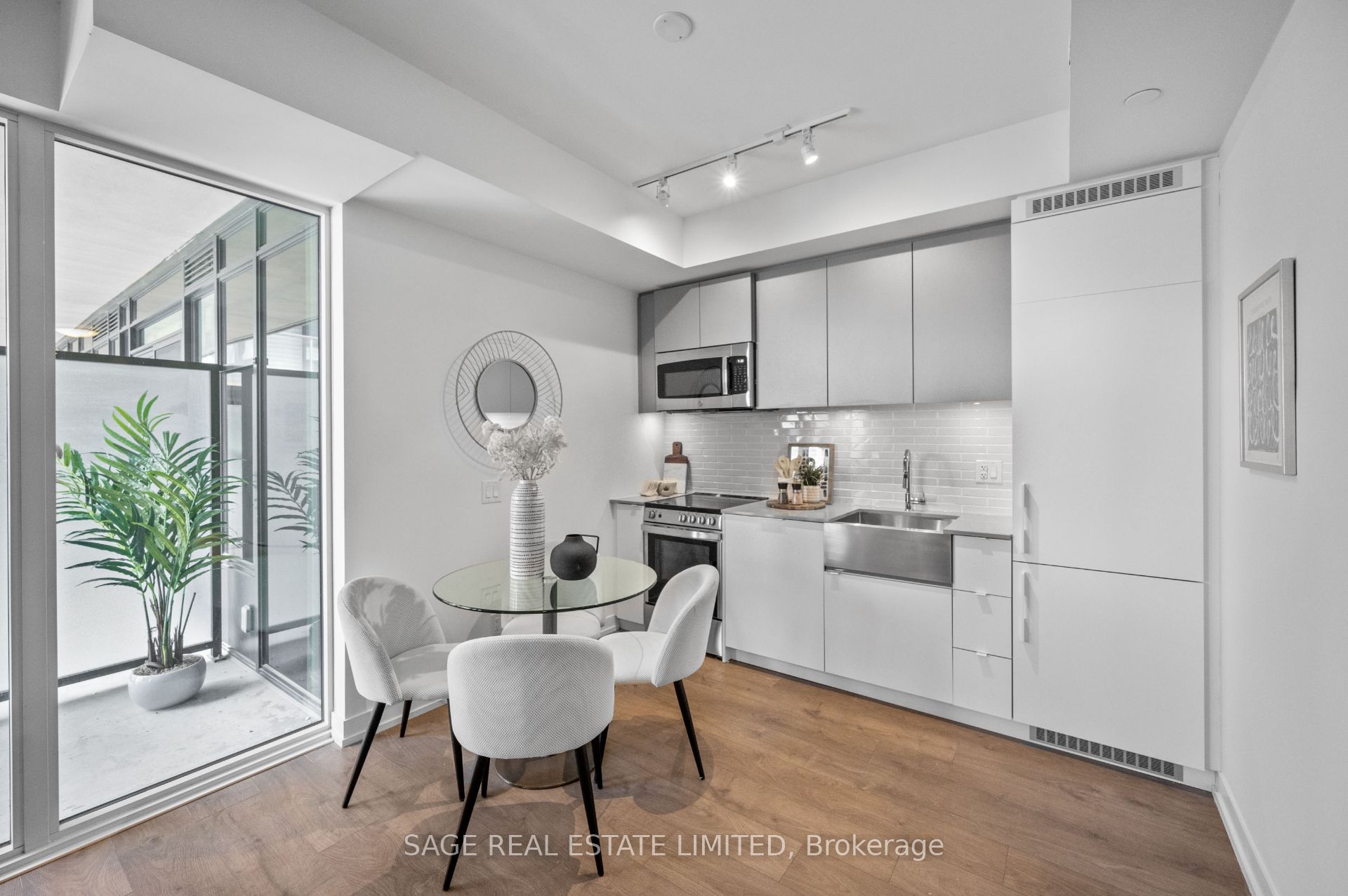 270 Dufferin Street 711