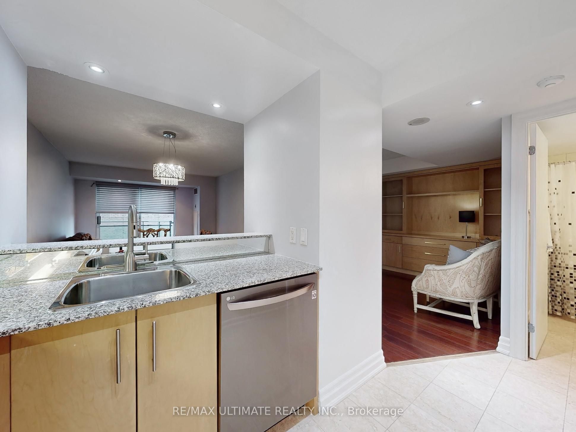 300 Bloor Street E 1113