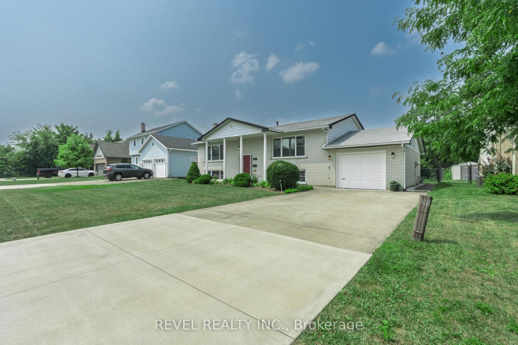 Photo of 3641 Rapids View Drive, Niagara Falls, ON L2G 7M8 (MLS # X13080726)