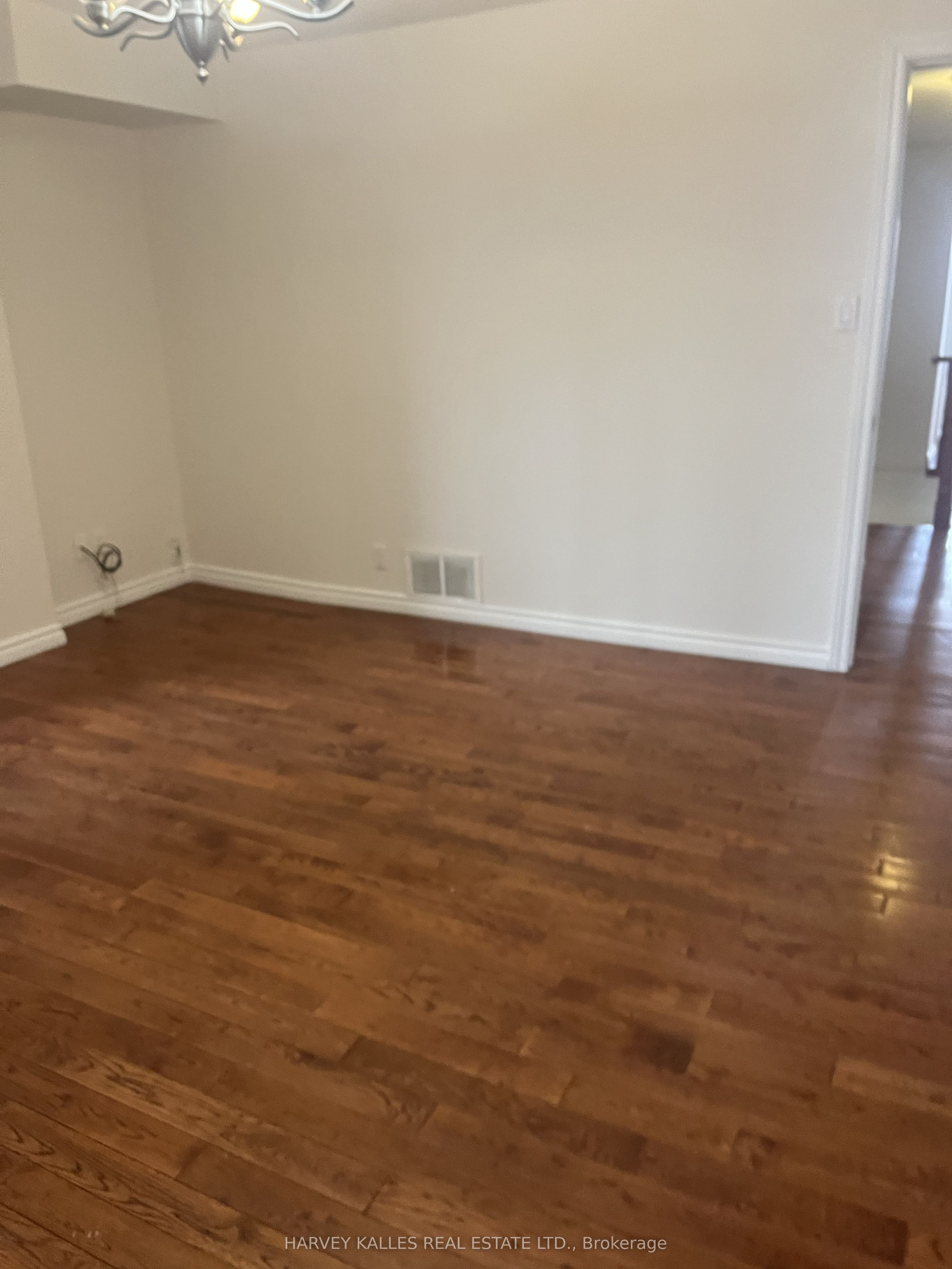 916 Bloor Street W Upper