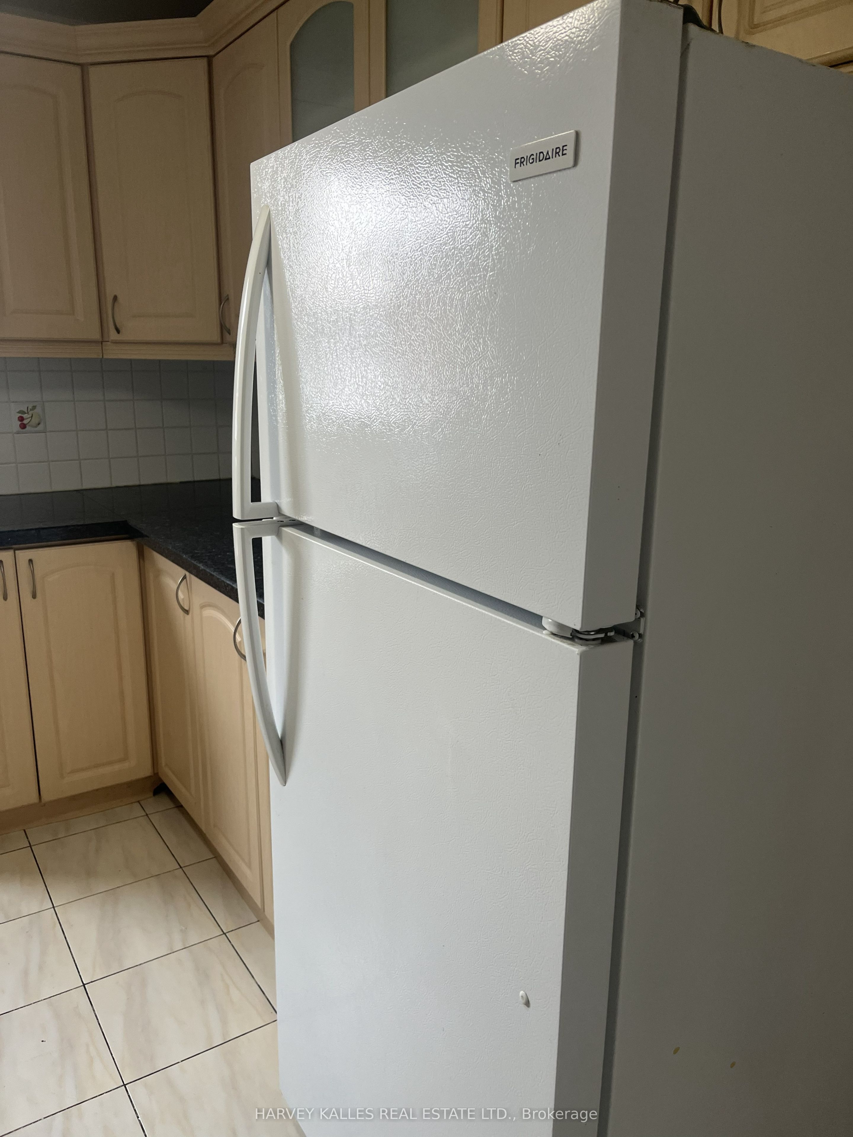 916 Bloor Street W Upper