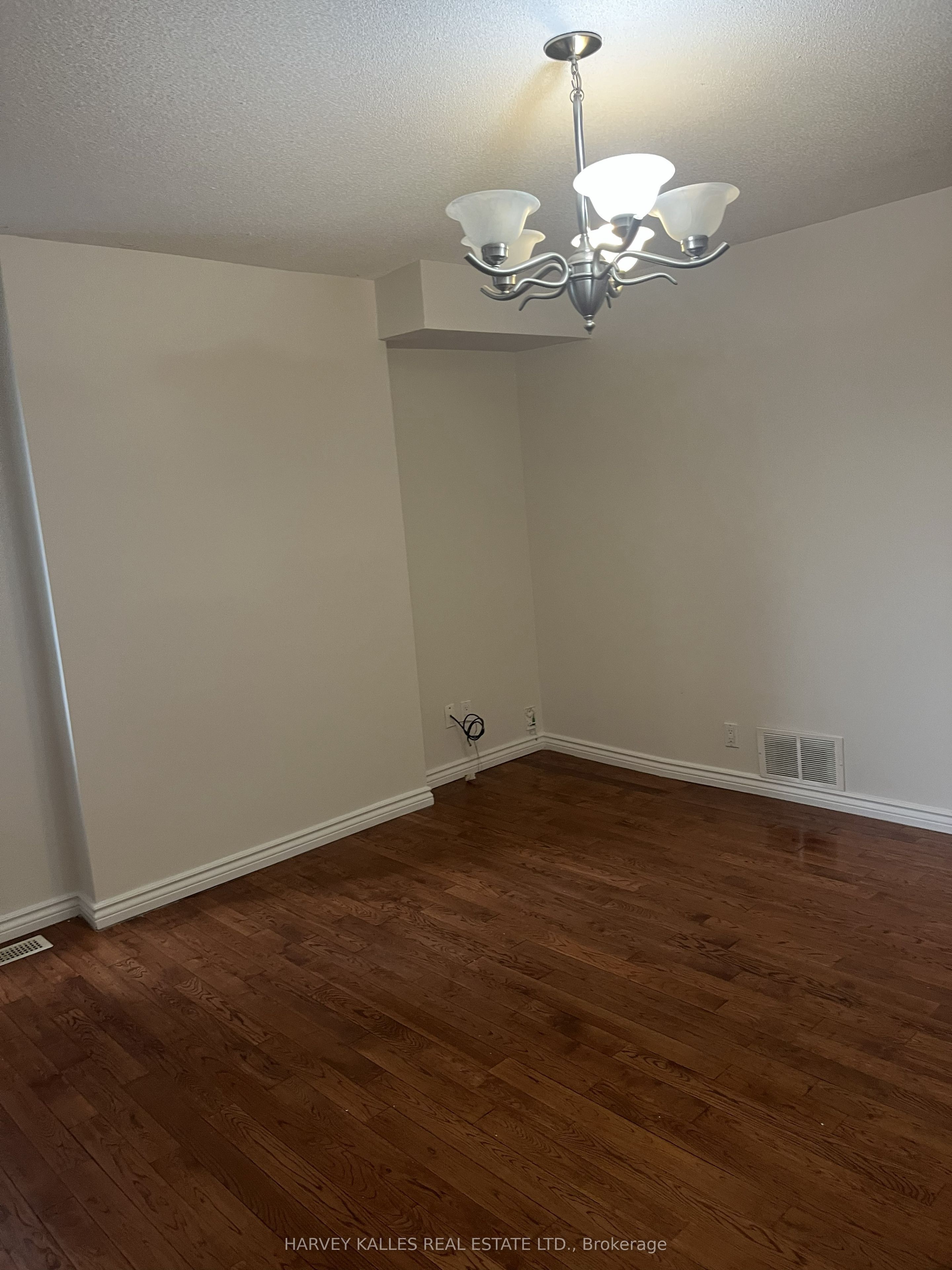 916 Bloor Street W Upper