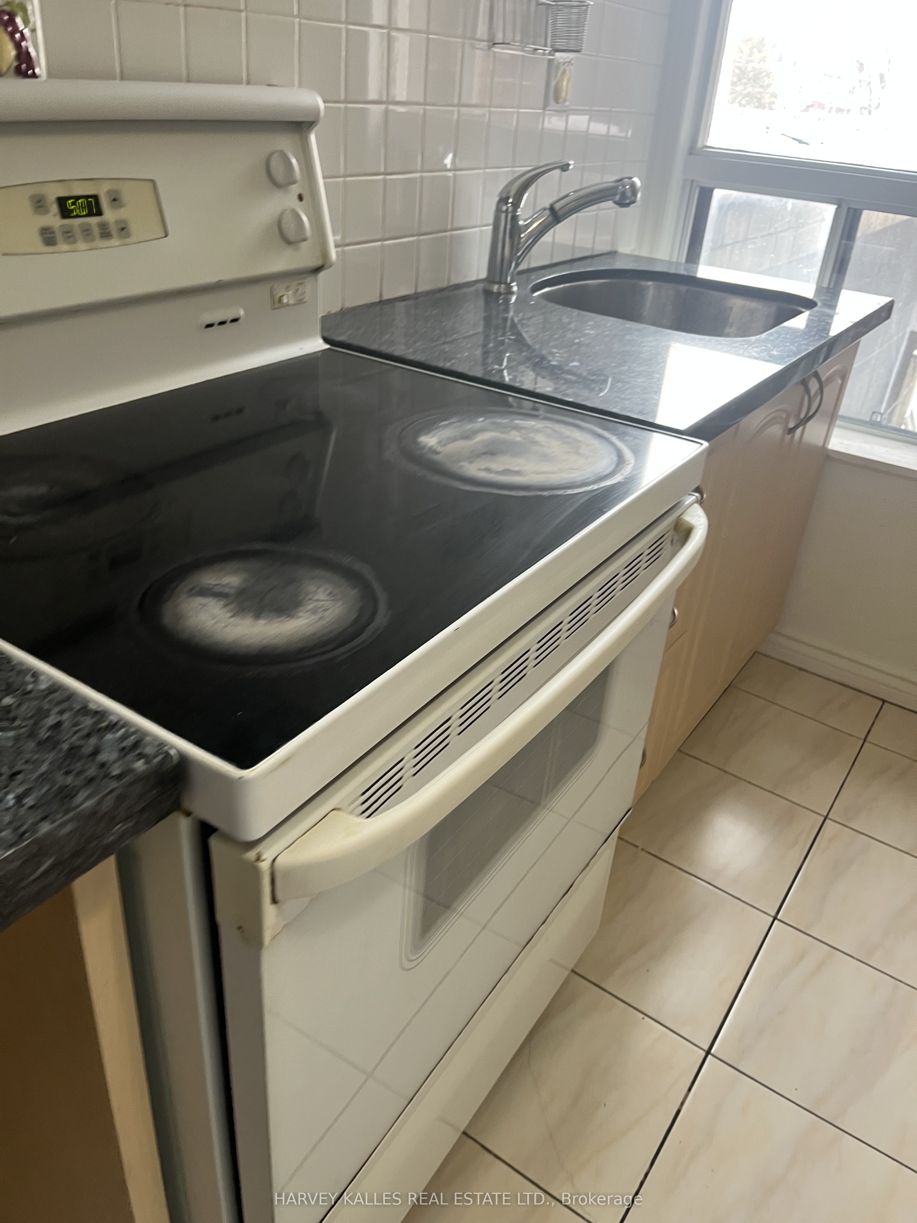 916 Bloor Street W Upper