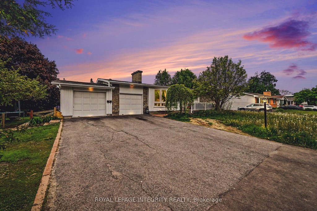 Photo of 104 Viewmount Drive, Meadowlands - Crestview and Area, ON K2G 3C1 (MLS # X13428616)