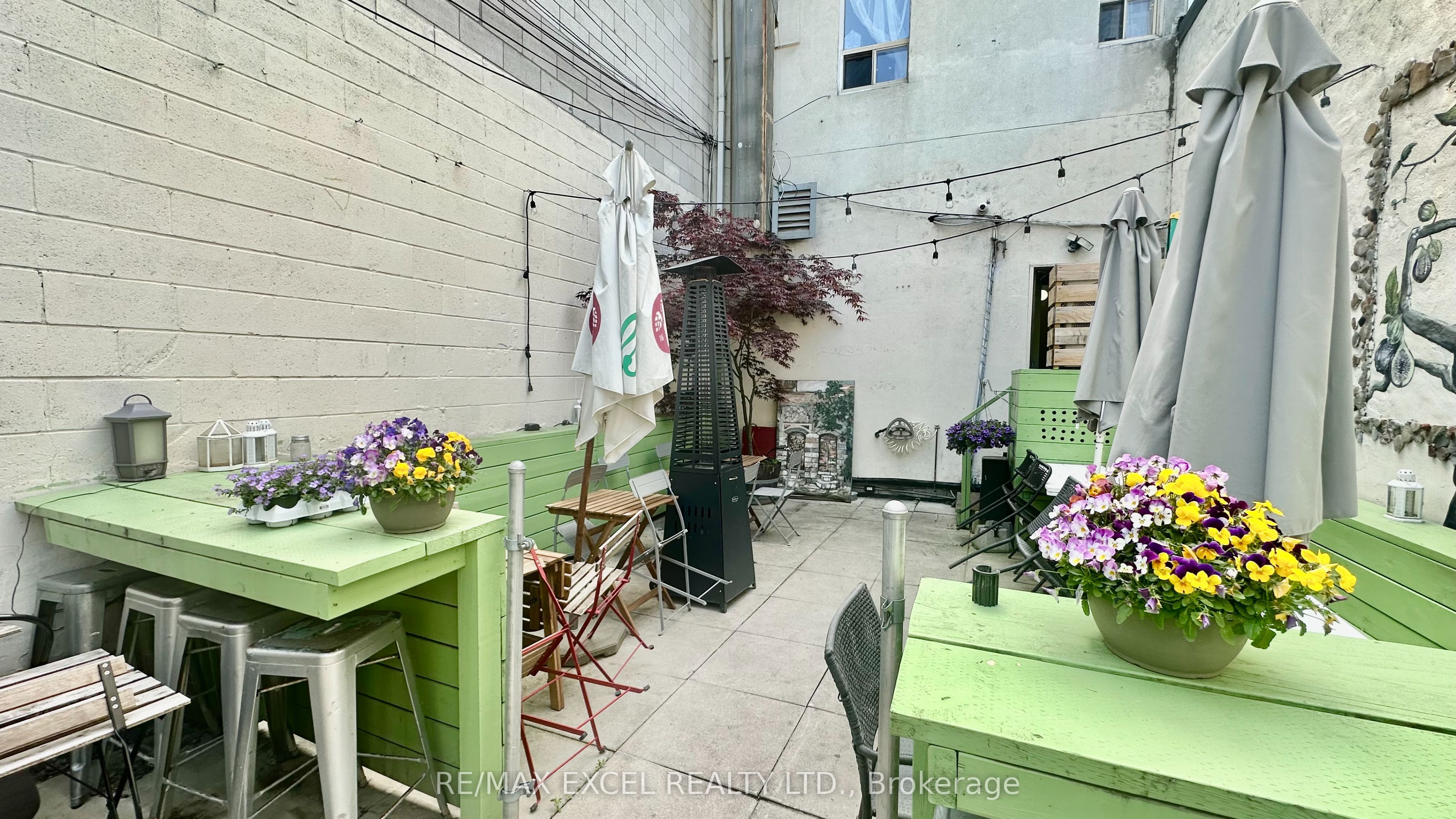 676 Queen Street W