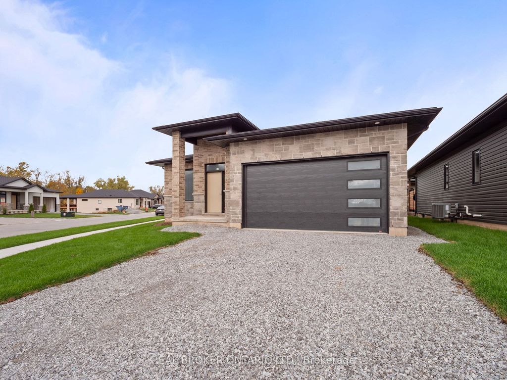 Photo of 118 Willowbrook Drive, Welland, ON L3C 0G2 (MLS # X12911544)