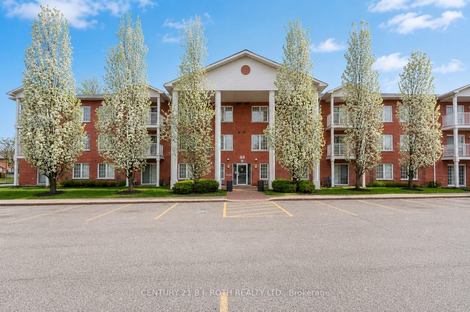 Photo 1 of 25 — 49 Jacobs Terrace 114, Barrie, ON L4N 0W4