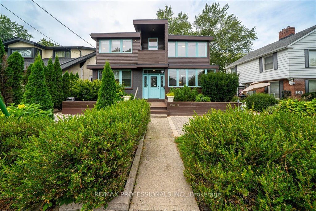 Photo of 2580 Lake Shore Boulevard W, Toronto, ON M8V 1G2 (MLS # W13797870)