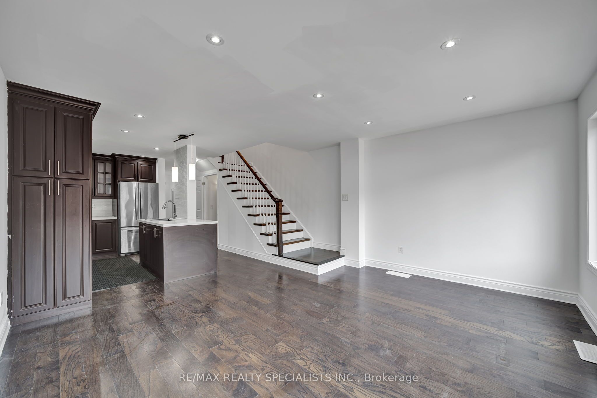 3 Rockgarden Trail N