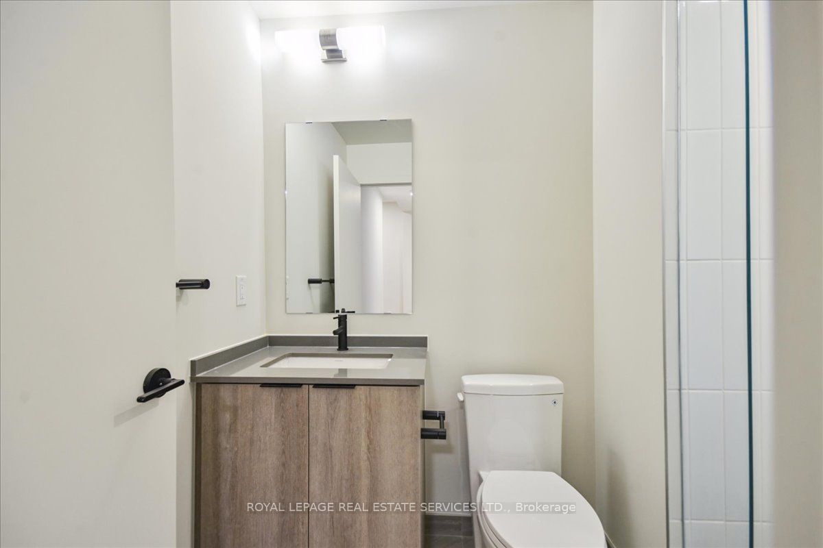 Toronto, ON M6R 2B2, Canada, 2 Bedrooms Bedrooms, ,2 BathroomsBathrooms,Residential,Active,182784