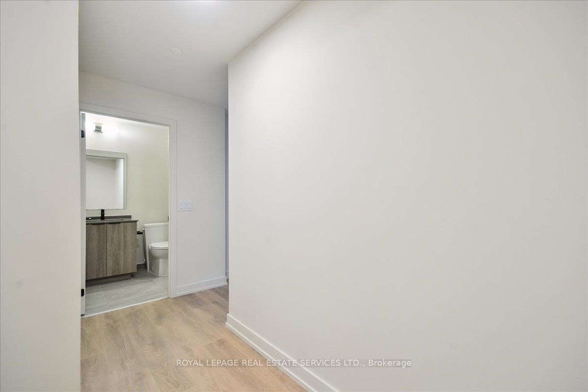 Toronto, ON M6R 2B2, Canada, 2 Bedrooms Bedrooms, ,2 BathroomsBathrooms,Residential,Active,182784