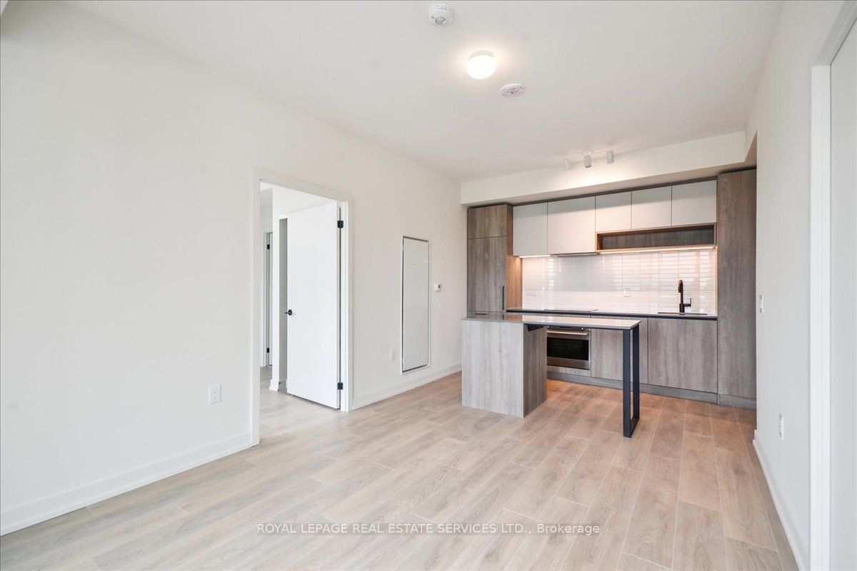 Toronto, ON M6R 2B2, Canada, 2 Bedrooms Bedrooms, ,2 BathroomsBathrooms,Residential,Active,182784