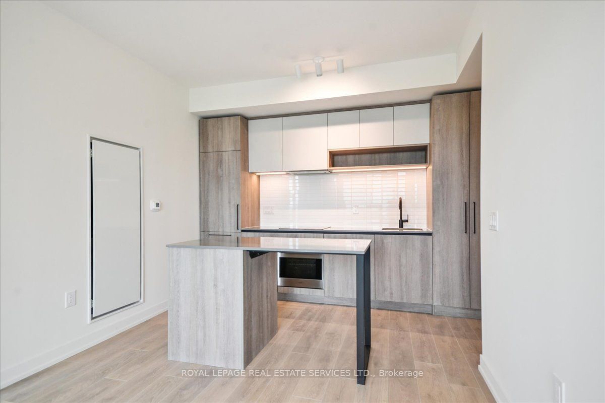 Toronto, ON M6R 2B2, Canada, 2 Bedrooms Bedrooms, ,2 BathroomsBathrooms,Residential,Active,182784