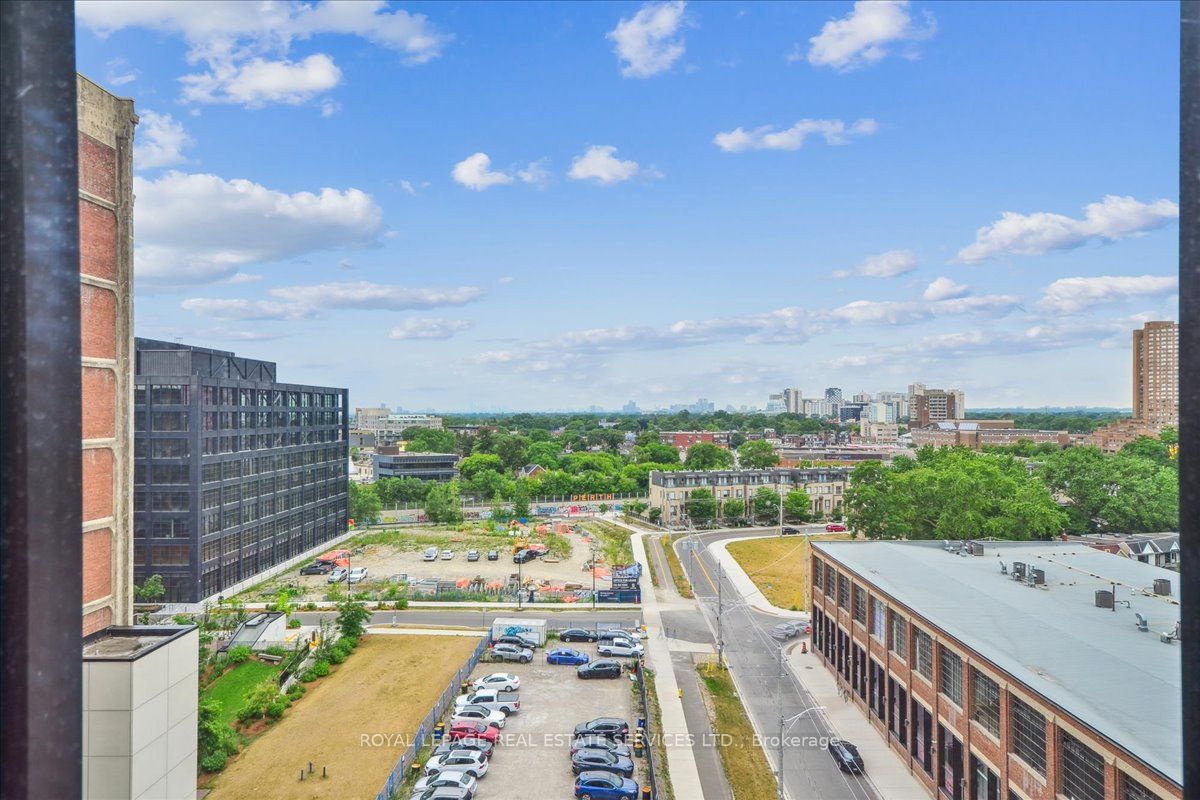 Toronto, ON M6R 2B2, Canada, 2 Bedrooms Bedrooms, ,2 BathroomsBathrooms,Residential,Active,182784