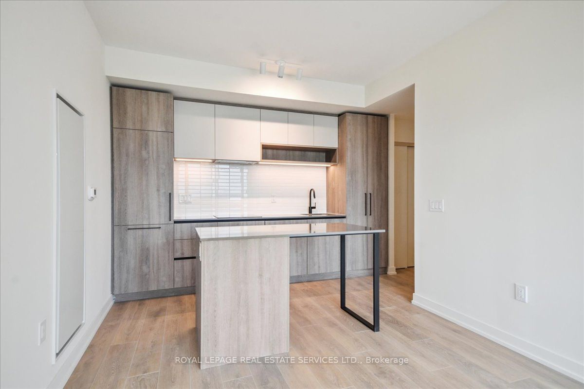 Toronto, ON M6R 2B2, Canada, 2 Bedrooms Bedrooms, ,2 BathroomsBathrooms,Residential,Active,182784