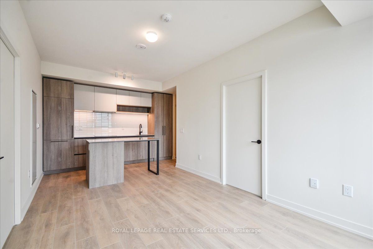 Toronto, ON M6R 2B2, Canada, 2 Bedrooms Bedrooms, ,2 BathroomsBathrooms,Residential,Active,182784