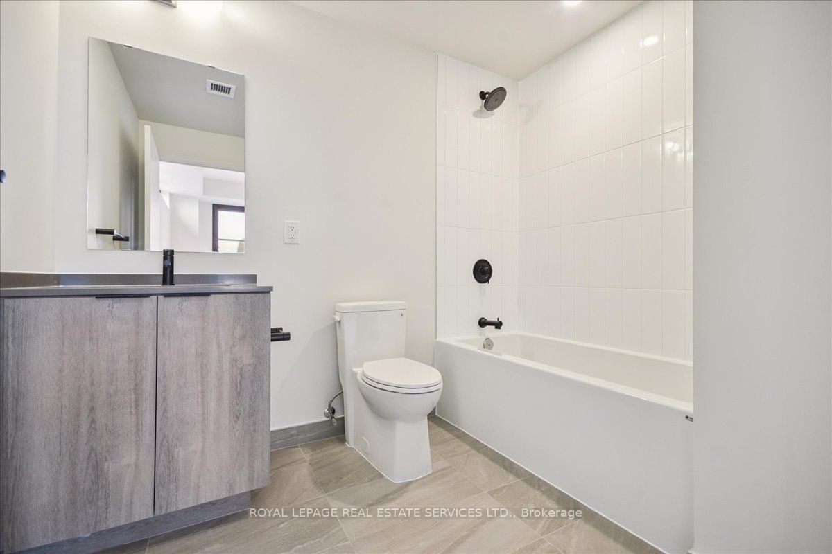 Toronto, ON M6R 2B2, Canada, 2 Bedrooms Bedrooms, ,2 BathroomsBathrooms,Residential,Active,182784
