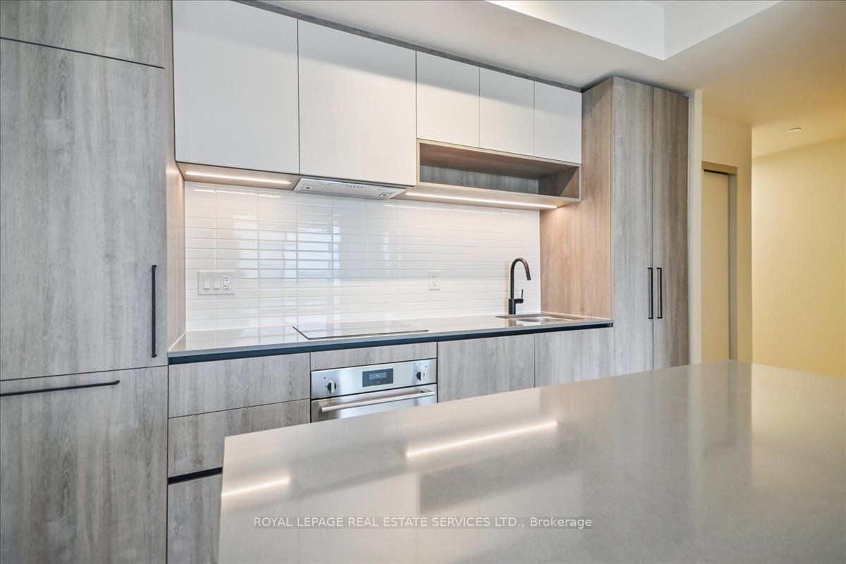 Toronto, ON M6R 2B2, Canada, 2 Bedrooms Bedrooms, ,2 BathroomsBathrooms,Residential,Active,182784